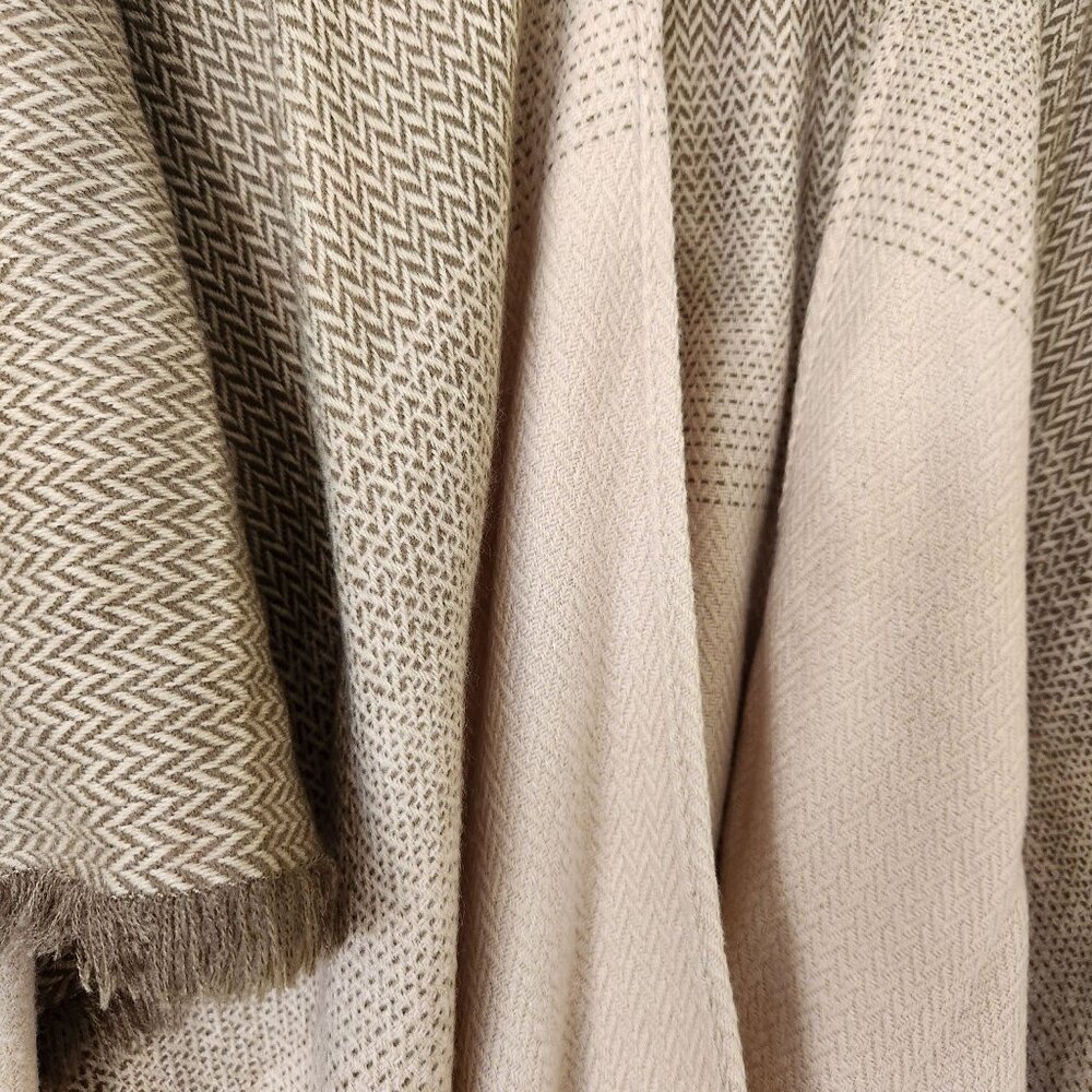 Massini Ombre Ruana One Size Beige Taupe Wrap Shawl Fall Winter Boho Prairie - Picture 6 of 11